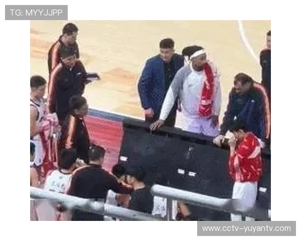 杜锋暂停期间怒批胡明轩,镜头捕捉紧张瞬间